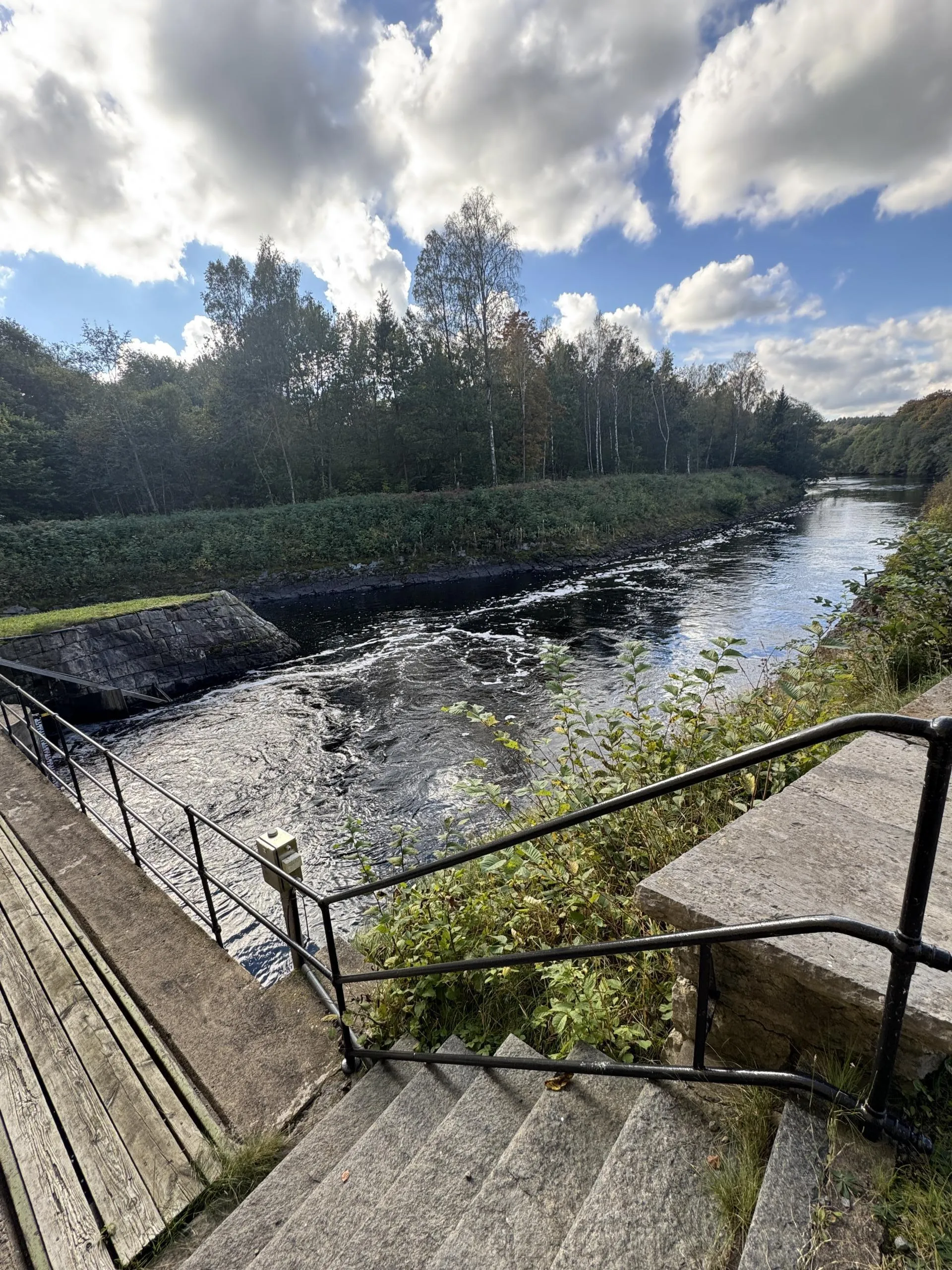 Vattenkraftverk i naturskönt landskap