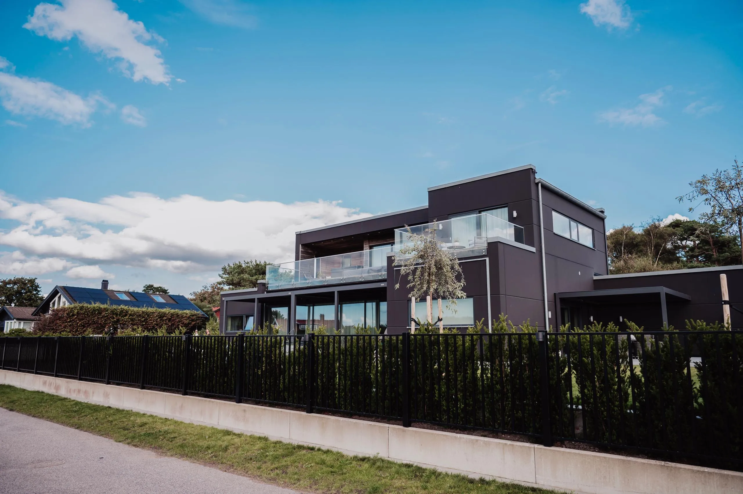 Smidesstaket med villa i bakgrunden